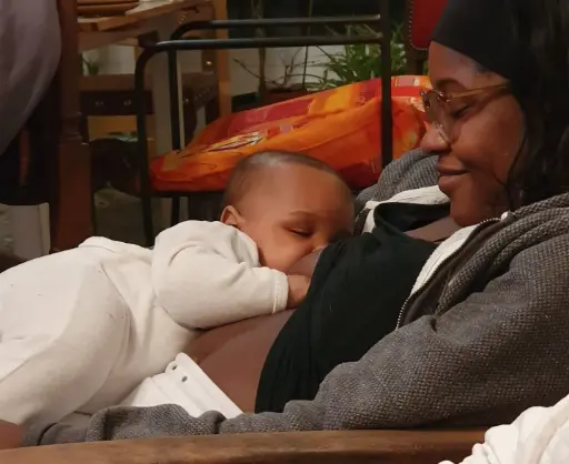 Maman en Biological Nuturing avec son bébé au sein